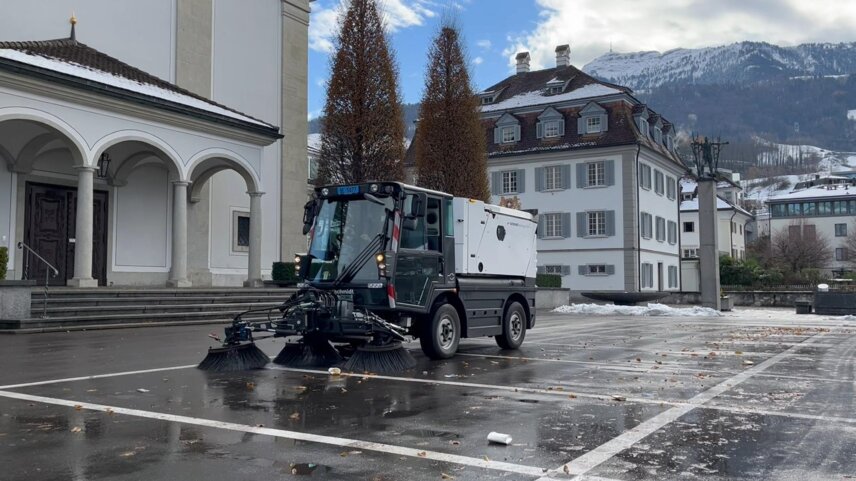 The Schmidt eSwingo 200+ in front of the town hall in Küssnacht, with the Rigi mountain in the background.