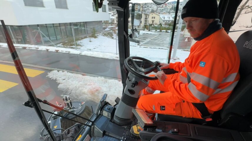 Daniel Wiget controls the eCleango 550: the cab of the electric sweeper offers an all-round, almost 250° view, while its glazed floor allows the operator to keep an eye on the debris.