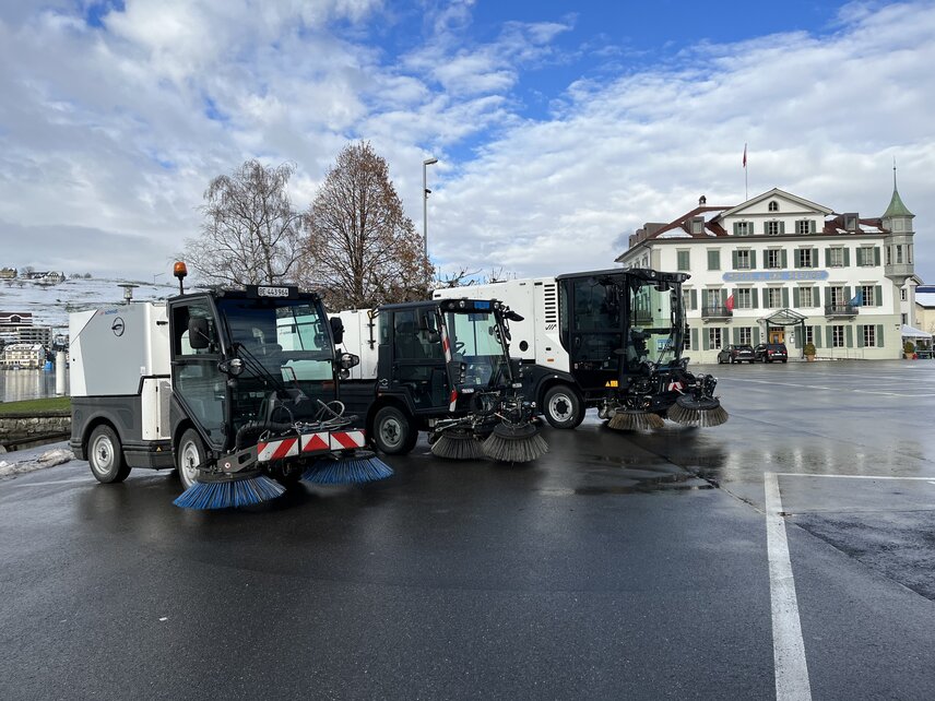 The Schmidt sweeper fleet on the Seeplatz in Küssnacht am Rigi:  Flexigo 150, eSwingo 200+ and eCleango 550 (from left to right)